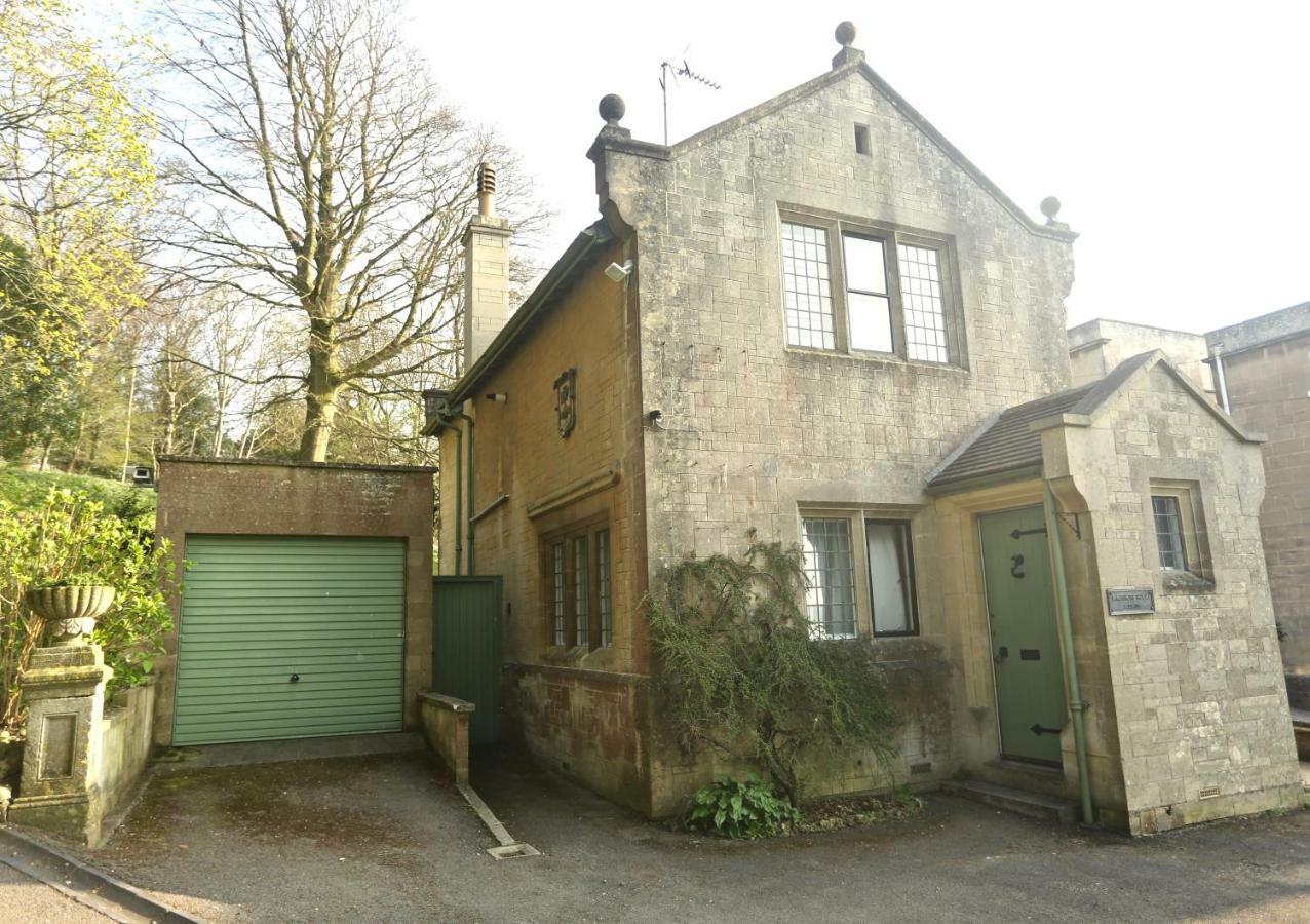 Entire Victorian Lodge In A Privately Gated Estate With Secure Parking For Two Cars And A Newly Refurbished Bathroom Kültér fotó