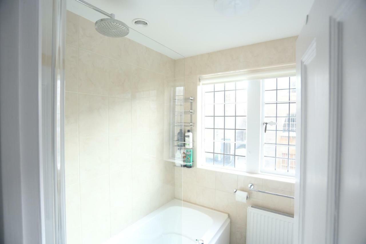 Entire Victorian Lodge In A Privately Gated Estate With Secure Parking For Two Cars And A Newly Refurbished Bathroom Kültér fotó