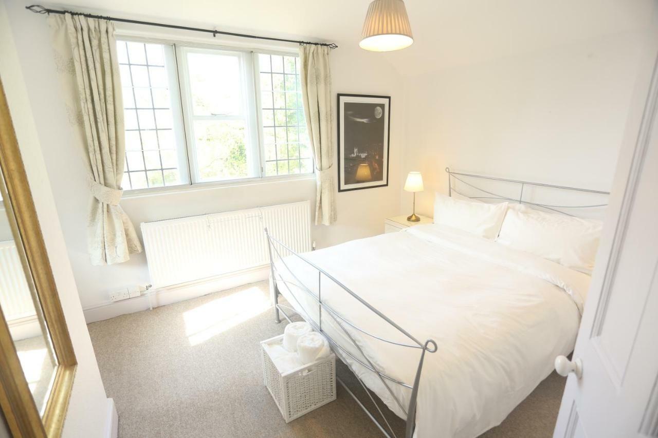 Entire Victorian Lodge In A Privately Gated Estate With Secure Parking For Two Cars And A Newly Refurbished Bathroom Kültér fotó