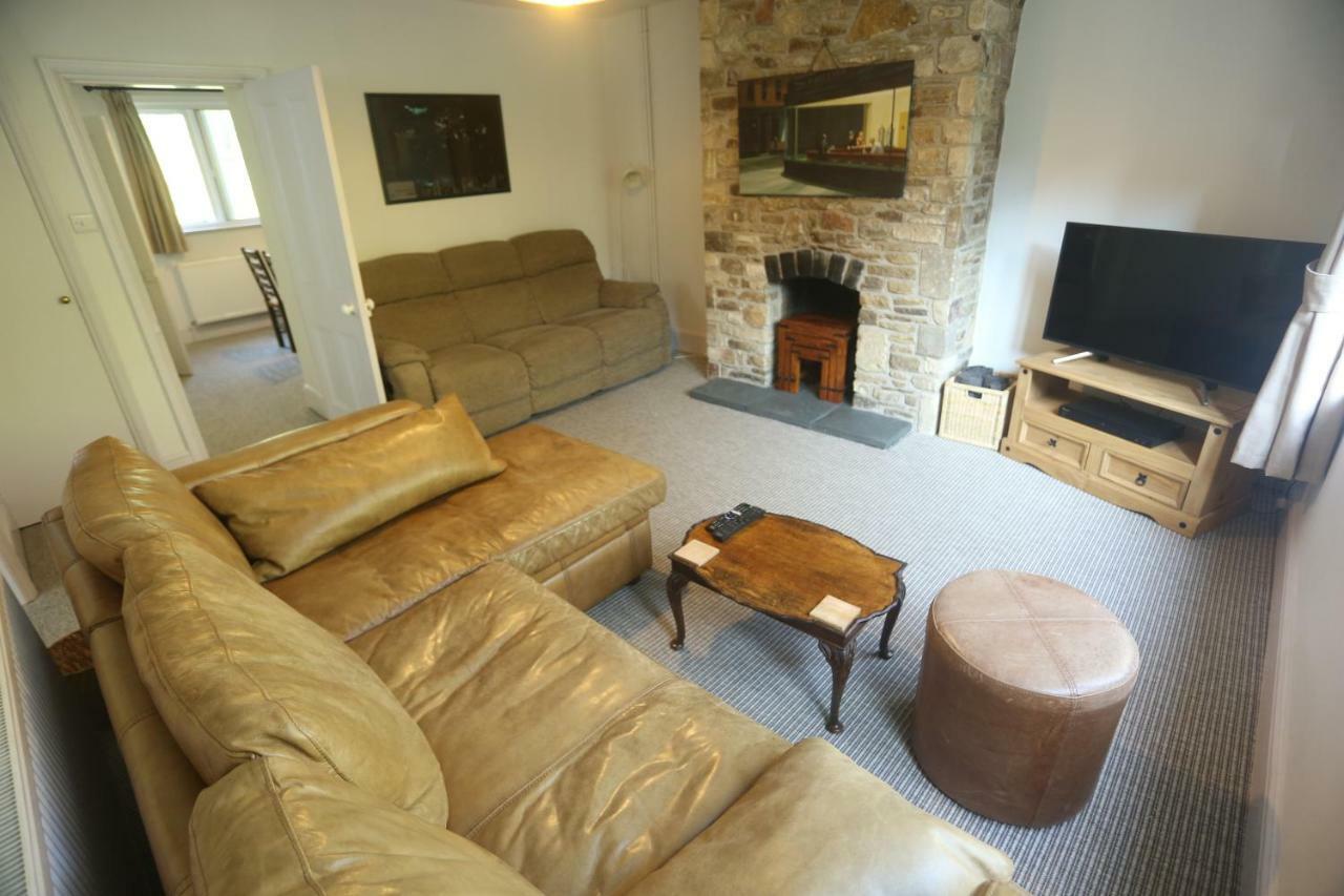 Entire Victorian Lodge In A Privately Gated Estate With Secure Parking For Two Cars And A Newly Refurbished Bathroom Kültér fotó