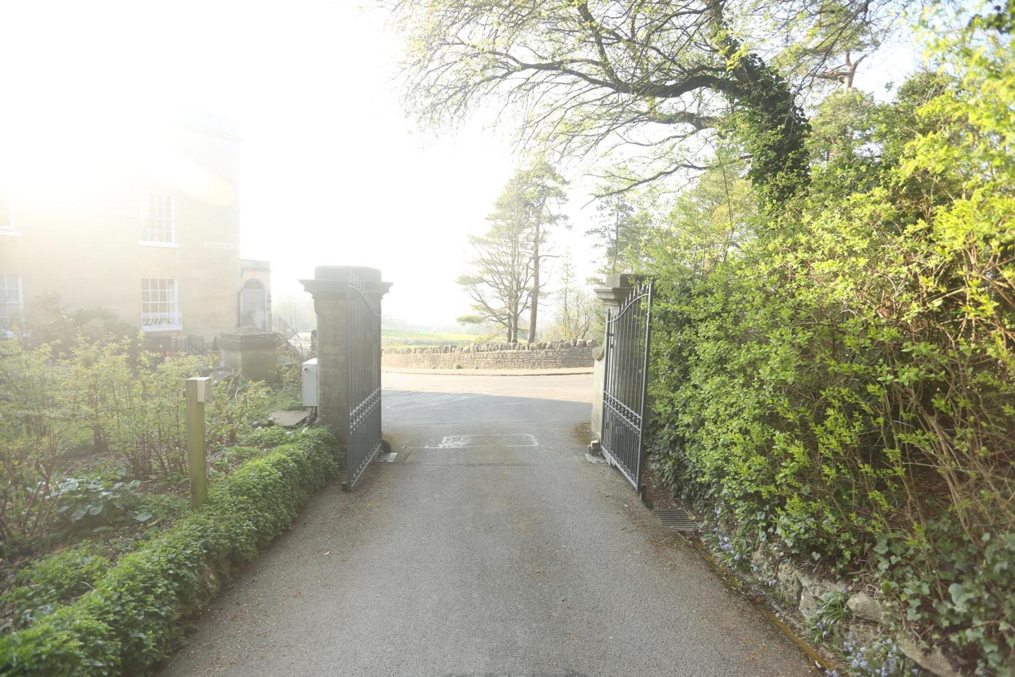 Entire Victorian Lodge In A Privately Gated Estate With Secure Parking For Two Cars And A Newly Refurbished Bathroom Kültér fotó